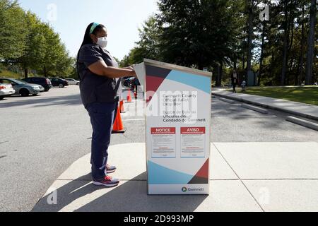 Lawrenceville, Usa. November 2020. Nikara Paniagua legt am Wahltag im Shorty Howell Park in Lawrenceville, Georgia, am Dienstag, den 3. November 2020, ihren Wahlzettel in einer dropbox ab. Foto von Tami Chappell/UPI Credit: UPI/Alamy Live News Stockfoto