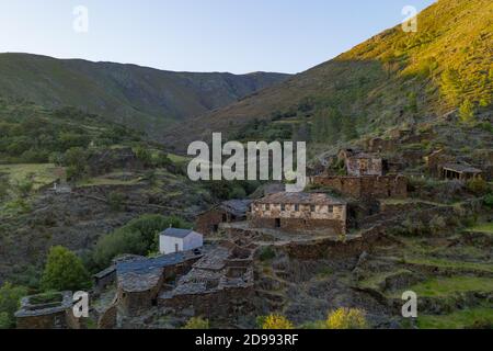 Drave Drohne Luftaufnahme des Dorfes in Arouca Serra da Freita Berg, Portugal Stockfoto