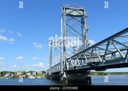 Memorial Bridge ist eine 1923 über den Piscataqua River zwischen Portsmouth, New Hampshire und Kittery, Maine, USA, errichtetes Traversen-Lift. Stockfoto