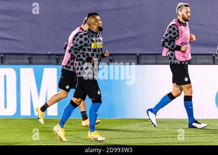 Madrid, Spanien. November 2020. Arturo Vidal von Internazionale (L) beim Gruppenspiel der UEFA Champions League zwischen Real Madrid und Internazionale im Estadio Alfredo Di Stefano. Foto von Eurasia Sport Images / Alamy Credit: Marcio Rodrigo Ferreira Machado/Alamy Live News Stockfoto