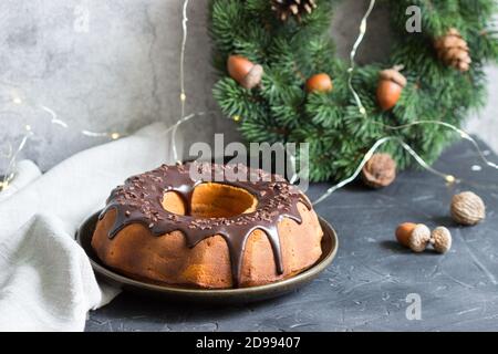 Gestreifte Zebrakuchen, Fichtenkranz und Girlande auf Betongrund. Stockfoto