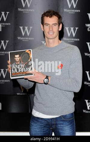 Andy Murray OBE signiert Kopien seines neuen Buches 'Seventy-Seven: My Road to Wimbledon Glory' am Waterstones Piccadilly in London. © Paul Stockfoto