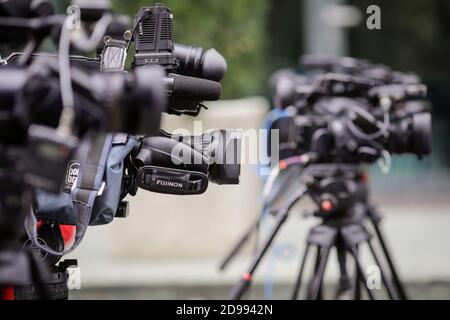 Bukarest, Rumänien - 25. Oktober 2020: Bild der geringen Schärfentiefe (selektiver Fokus) mit TV-Kameras auf Stativen bei einer Presseveranstaltung auf der Straße. Stockfoto