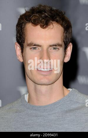 Andy Murray OBE signiert Kopien seines neuen Buches 'Seventy-Seven: My Road to Wimbledon Glory' am Waterstones Piccadilly in London. © Paul Stockfoto