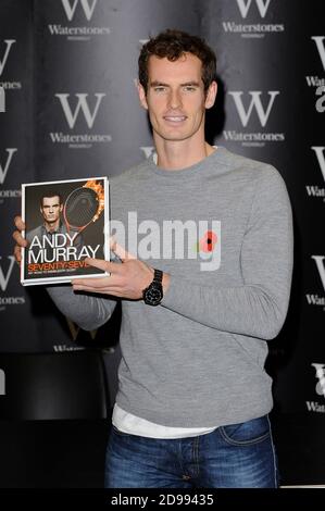 Andy Murray OBE signiert Kopien seines neuen Buches 'Seventy-Seven: My Road to Wimbledon Glory' am Waterstones Piccadilly in London. © Paul Stockfoto