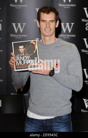 Andy Murray OBE signiert Kopien seines neuen Buches 'Seventy-Seven: My Road to Wimbledon Glory' am Waterstones Piccadilly in London. © Paul Stockfoto