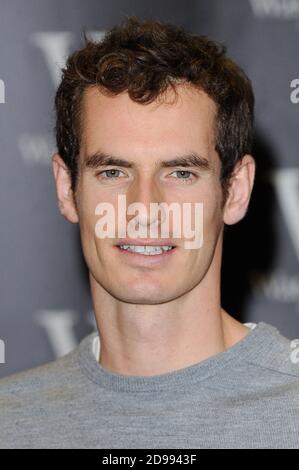 Andy Murray OBE signiert Kopien seines neuen Buches 'Seventy-Seven: My Road to Wimbledon Glory' am Waterstones Piccadilly in London. © Paul Stockfoto