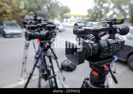 Bukarest, Rumänien - 25. Oktober 2020: Bild der geringen Schärfentiefe (selektiver Fokus) mit TV-Kameras auf Stativen bei einer Presseveranstaltung auf der Straße. Stockfoto