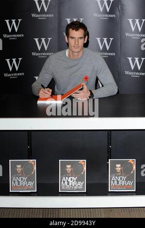 Andy Murray OBE signiert Kopien seines neuen Buches 'Seventy-Seven: My Road to Wimbledon Glory' am Waterstones Piccadilly in London. © Paul Stockfoto