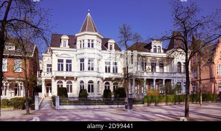 Schöne alte Hausfassaden im Kurpark von Bad Oeynhausen. Weser Hills, Ostwestfalen, Nordrhein-Westfalen, Deutschland, Europa Stockfoto