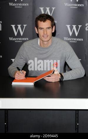 Andy Murray OBE signiert Kopien seines neuen Buches 'Seventy-Seven: My Road to Wimbledon Glory' am Waterstones Piccadilly in London. © Paul Stockfoto