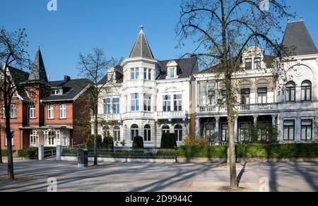 Schöne alte Hausfassaden im Kurpark von Bad Oeynhausen. Weser Hills, Ostwestfalen, Nordrhein-Westfalen, Deutschland, Europa Stockfoto