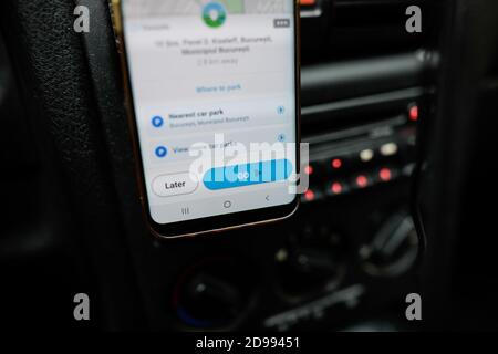 Bukarest, Rumänien - 25. Oktober 2020: Bild mit geringer Schärfentiefe (selektiver Fokus) mit der Waze App auf einem mobilen Gerät im Auto. Stockfoto