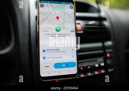 Bukarest, Rumänien - 25. Oktober 2020: Bild mit geringer Schärfentiefe (selektiver Fokus) mit der Waze App auf einem mobilen Gerät im Auto. Stockfoto