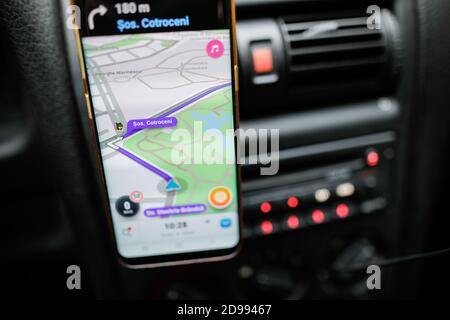 Bukarest, Rumänien - 25. Oktober 2020: Bild mit geringer Schärfentiefe (selektiver Fokus) mit der Waze App auf einem mobilen Gerät im Auto. Stockfoto