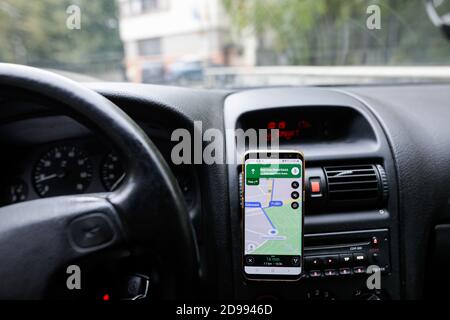 Bukarest, Rumänien - 25. Oktober 2020: Bild mit geringer Schärfentiefe (selektiver Fokus) mit der Google Maps App auf einem mobilen Gerät im Auto. Stockfoto