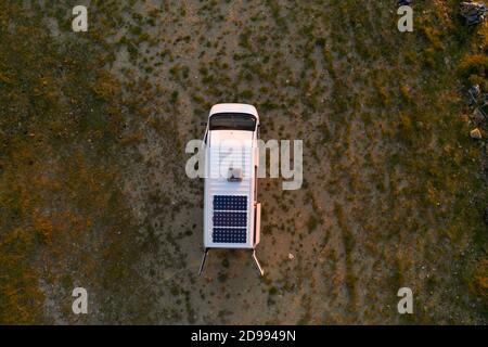 Wohnmobil Wohnmobil mit Solarpaneelen Drohne Antenne oben über Ansicht in Arouca Geopark, in Portugal Stockfoto