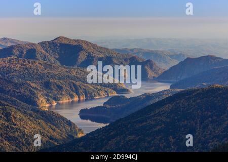 Landschaft mit See Vidraru in Rumänien Stockfoto