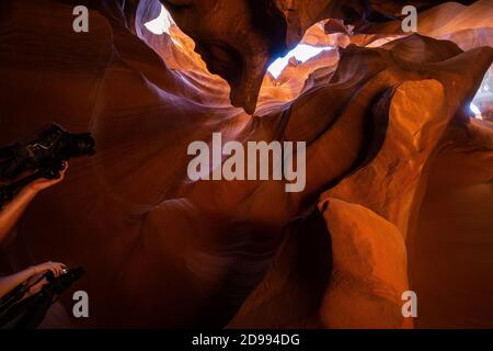 Fotografen mit Kameras, die in Antelope Canyon Arizona Aufnahmen Slot Canyons Stockfoto