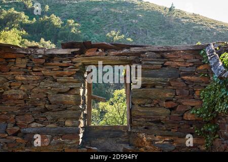 Schiefer Steinhaus Fenster Detail auf dem Dorf Drave in Serra da Freita Arouca, in Portugal Stockfoto