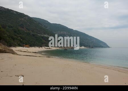 Galapinhos Strand in Arrabida Park an einem bewölkten Tag, in Portugal Stockfoto