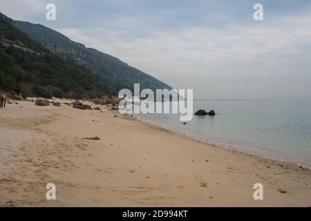 Galapinhos Strand in Arrabida Park an einem bewölkten Tag, in Portugal Stockfoto