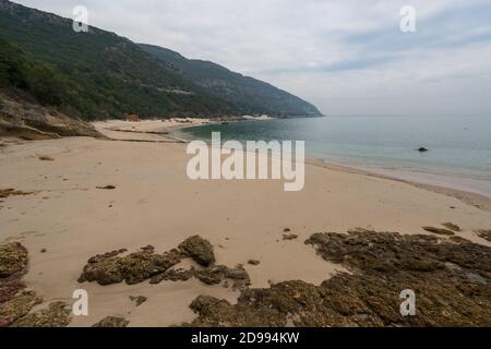 Galapinhos Strand in Arrabida Park an einem bewölkten Tag, in Portugal Stockfoto