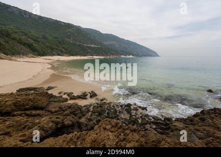 Galapinhos Strand in Arrabida Park an einem bewölkten Tag, in Portugal Stockfoto