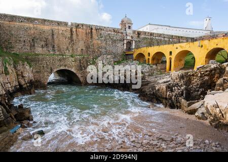 Peniche Festung mit schöner historischer Brücke und Meer aus einer Höhle, in Portugal Stockfoto