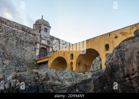 Peniche Festung mit schöner historischer Brücke, in Portugal Stockfoto