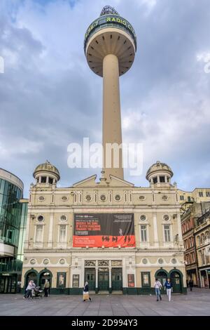 Das Liverpool Playhouse Theatre in Williamson Square, Liverpool, mit dem Radio City Tower dahinter. Stockfoto