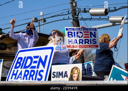 Houston, Texas, USA. November 2020. Eine laute und freundliche Gruppe von Unterstützern von Joe Biden in der Nähe eines Wahllokals in Harris County, Houston, Texas, USA. Quelle: Michelmond/Alamy Live News. Stockfoto