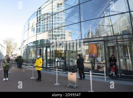 Besucher steigen aus dem Van Gogh Museum inmitten der Coronavirus-Pandemie am 3. November 2020 in Amsterdam, Niederlande. Amsterdam Stadt hat jetzt eine der wor Stockfoto