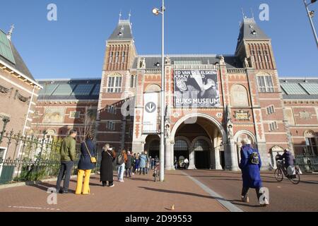 Besucher warten in der Schlange, um das Rijksmuseum inmitten der Coronavirus-Pandemie am 3. November 2020 in Amsterdam, Niederlande zu betreten. Amsterdam hat jetzt einen Stockfoto