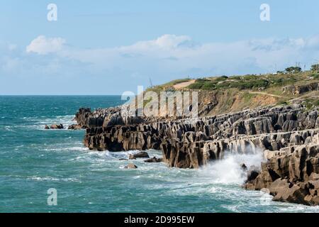 Peniche Meeresklippen mit atlantik in Portugal Stockfoto