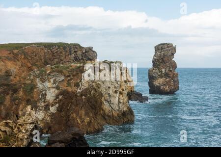 Peniche Meeresklippen mit atlantik in Portugal Stockfoto