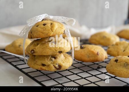 Hausgemachter Stapel von Chocolate Chip Cookies auf weißem Hintergrund. Backwaren.