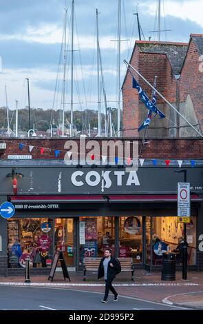 Eine Filiale des Coffeeshops costa Coffee wie starbucks auf der Insel wight in cowes. Stockfoto