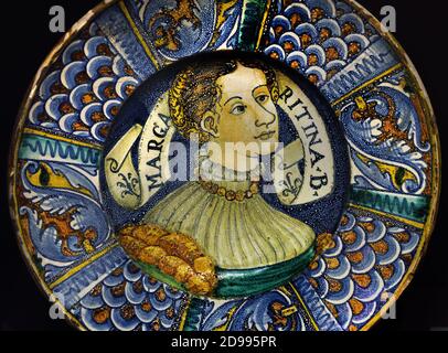 Margaritina Bella Möbel aus dem 16. Jahrhundert; Serviceware Tin-glasierte Steinwaren (maiolica) Deruta, Italien, Italienisch. Stockfoto