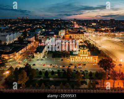 Nacht Sommer Tula Downtown Skyline. Luftaufnahme von der Drohne Stockfoto