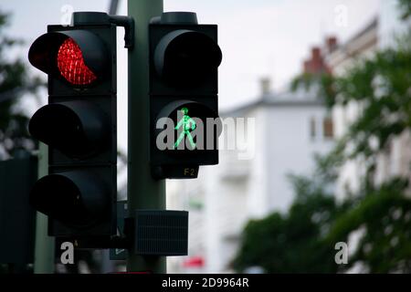 Grüne Ampelmann West Straßenkreuzung Schild Berlin Stockfoto