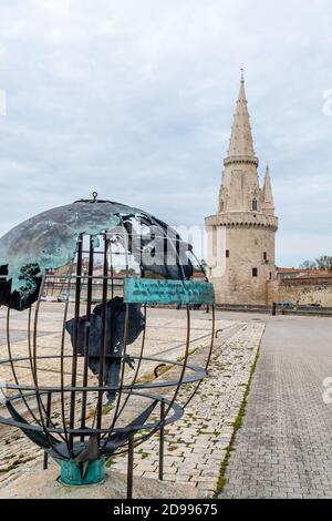 La Rochelle, Charente Maritime, Frankreich 24.. Oktober 2015 Historischer Leuchtturm (Tour de la Lanterne) und Bronzeskulptur in La Rochelle, Frankreich Stockfoto