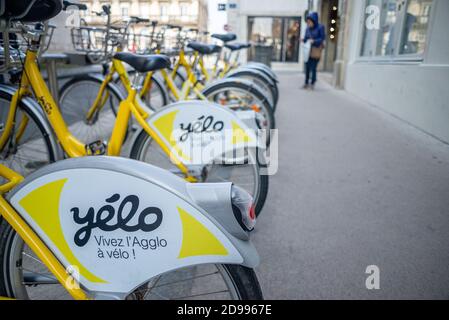 La Rochelle, Charente Maritime, Frankreich, 19. März 2016. Geparkter umweltfreundlicher Fahrradverleih im Stadtzentrum von La Rochelle Stockfoto