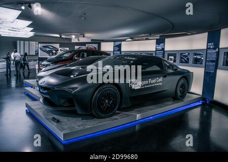 Im Fokus stehen die innovativen Technologiethemen von BMW i: Der vollelektrische BMW i3 als konsequent nachhaltig konzipiertes emissionsfreies Fahrzeug für den Innenraum Stockfoto