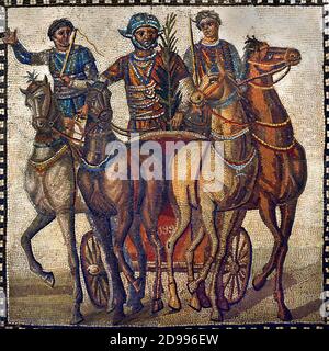Mosaik mit einer Quadriga der Factio russata (‘die Rotweine’, die den Sommer darstellen), 3. Jahrhundert n. Chr., aus Rom, hat der Fahrer des roten Teams, Sieger des Rennens, die Palme des Sieges eingenommen. Madrid, Archäologisches Nationalmuseum, Spanisch Spanien, ( EINE Quadriga ist ein Auto oder Wagen von vier Pferden gezogen ) Stockfoto