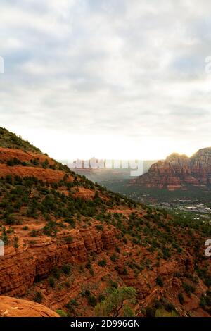 Sonnenaufgang Misty Wanderung Arizona Landschaft, Flughafen Vortex AZ USA Stockfoto