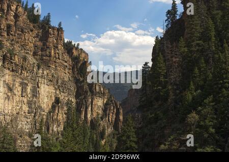 Bergblick auf der Spitze einer Wanderung mit Himmel Stockfoto