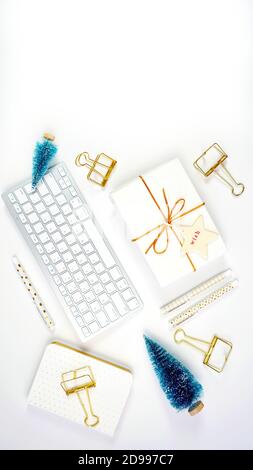 Weihnachts-Shopping-Desktop in modernen Gold und weiß Thema mit Rentier Dekoration, Tastatur, Geschenk und Desktop-Zubehör. Top View Blog Hero Header Stockfoto