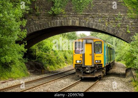 Pontyclun, in der Nähe von Cardiff, wales - Juli 2018: Ein "Sprinter" Diesel-Pendlerzug, der unter einer Brücke fährt Stockfoto