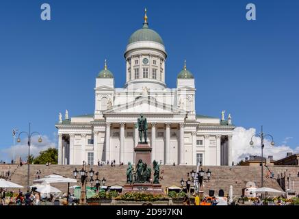 Die weiße Kathedrale von Helsinki und die Statue von Alexander II. Auf dem Senatsplatz, wo Touristen sie bevölkern. Stockfoto